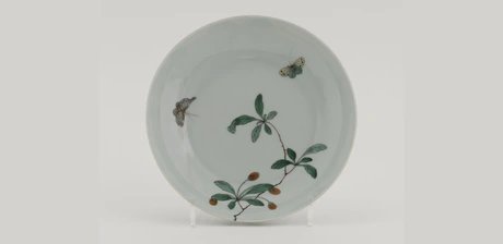 Schale mit Zweigen und Schmetterlingen, China, Jingdezhen, Kaiserliche Werkstätten, wohl frühe bis mittlere Qing-Dynastie, 17./18. Jahrhundert, Porzellan mit Aufglasurmalerei