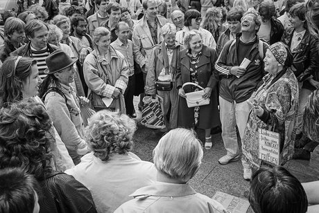 Helga Götze in einer Menschenmenge