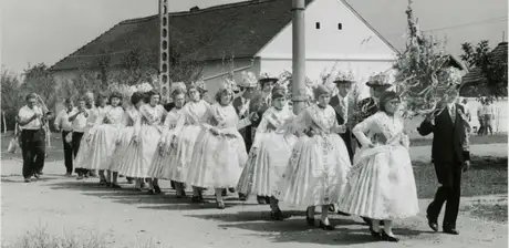 Kirchweih-Umzug junger Paare in Neudorf (Banat, Rumänien), 1976