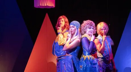 ABBA-Waterloo im Bällebad