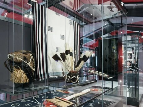 Blick in die temporäre Ausstellung "Naga Land. Stimmen aus Nordostindien" im Humboldt Forum