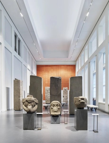 Ansicht des Ausstellungsbereichs „Mesoamerika. Ballspiel, Pyramiden, Götter“ der Ethnologischen Sammlungen im Humboldt Forum.