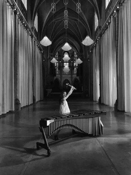 Musikerin mit einem Xylophon