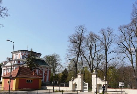 Eingang zum Schlosspark Buch mit Schlosskirche