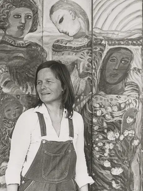 Annemirl Bauer vor ihrer Wandbildcollage Nicht eines Lebens kunstgetriebene Schale…, 1983, Annemirl Bauer Archiv