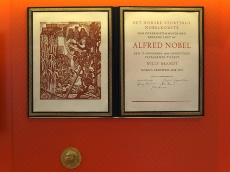 Friedensnobelpreis-Urkunde und Medaille für Willy Brandt, 1971