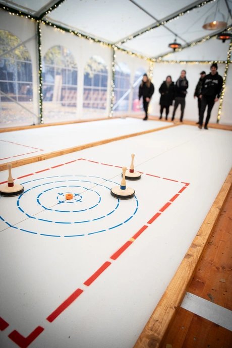 Eisstockschießen im Cassiopeia Sommergarten