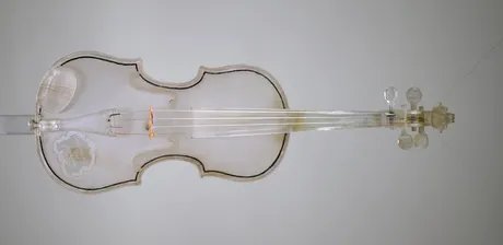 Violine, F. Krolikowski, Foggia (Italien), 1946, Plexiglas. Liebhaberarbeit, in Kriegsgefangenschaft hergestellt