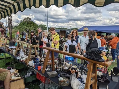 Berliner Antikflohmarkt auf der Trabrennbahn KARLSHORST