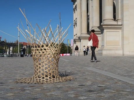 Gestaltungselement "Geschichte(n) Tansanias" vor dem Humboldt Forum