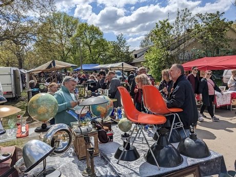 Berliner Antikflohmarkt auf der Trabrennbahn KARLSHORST