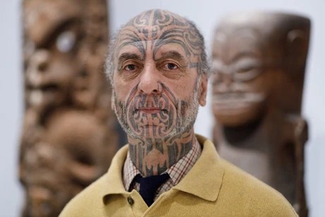 George Nuku in der Ozeanien-Ausstellung des Ethnologischen Museums im Humboldt Forum