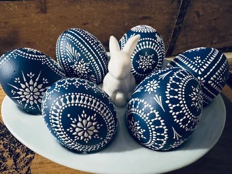 blau weiß verzierte Ostereier