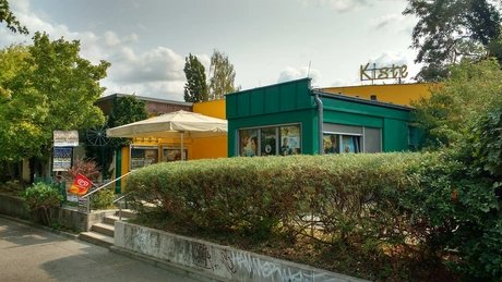 Blick auf Eingangsbereich des Kultuzentrum KISTE