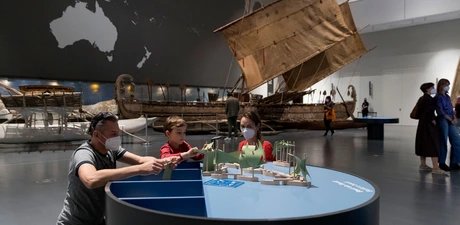 Besucher an der Familienspur im Boote-Kubus des Ethnologischen Museums