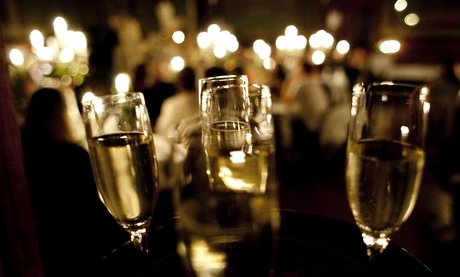 Gläser mit Schaumwein