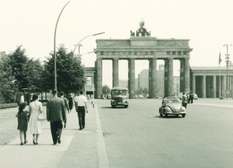 Historische Straßenszene vor dem Brandenburger Tor