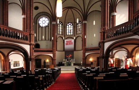 Gethsemanekirche von innen mit Blick auf den Altar