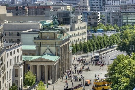 Brandenburger Tor, im Hintergrund die US-Botschaft