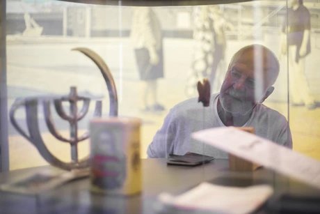 „Einblick in den Bereich ‚Glaube‘ im Themenraum ‚Freiraum‘ mit einer Skulptur als Synthese aus Kreuz, Halbmond und Menora, Berlin Global Ausstellung