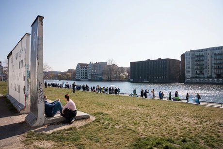 Menschen setzen sich fürs Wasser ein – hier bei der WasserZeichen–Demo an der Spree im März 2025