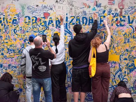 Oscar Murillo, A song to a tearful garden [Ein Lied für einen tränenreichen Garten], Teil der 36. Biennale von São Paulo, Not All Travellers Walk Roads—Of Humanity as Practice, 6. September 2025 – 11. Januar 2026