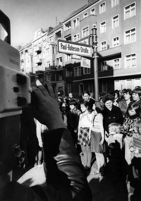 Umbenennung der Stolpischen Straße in Paul-Robeson-Straße, 7. April 1978 / Museum Pankow