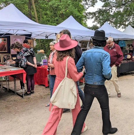 Berliner Antikflohmarkt auf der Trabrennbahn KARLSHORST