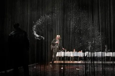 Lars Eidinger als Hamlet in der Schaubühne am Lehniner Platz