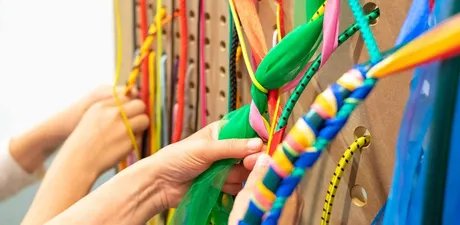 Interaktive Station „Material entscheidet“, 2021 © Staatliche Museen zu Berlin, Museum Europäischer Kulturen, Christian Krug