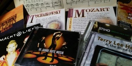 CDs und Noten unterschiedlicher Musikrichtungen