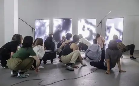 Somatische Übungen in den Ausstellungen mit Theresa Rigou und Alvin Collantes, 2025.