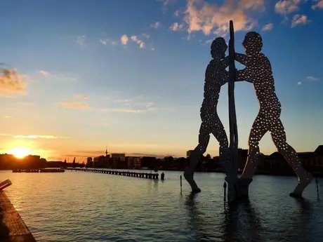 Molecule Man bei Sonnenuntergang