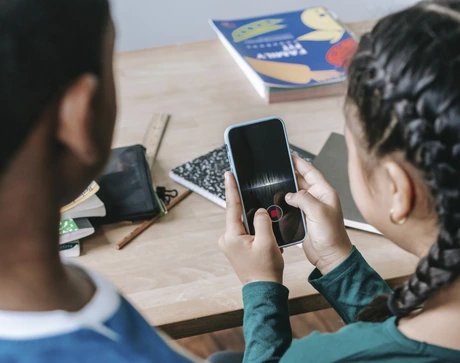 Schüler*innen nehmen Stimmen auf