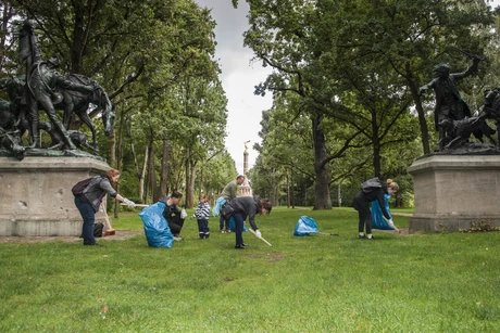 World Clean Up Day, Team von visitBerlin sammelt Müll im Tiergarten