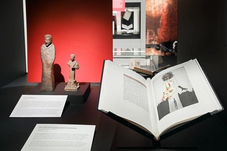 Blick in die Ausstellung „Inventing E.T.A. Hoffmann (1776–2026)“ im Stabi Kulturwerk.
