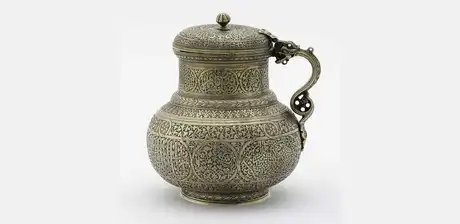 Deckelkrug, Mamlukenreich (Aleppo?), 2. Hälfte 15. Jahrhundert, 1517, Kupferlegierung, gegossen, getrieben, graviert, mit Silber tauschiert