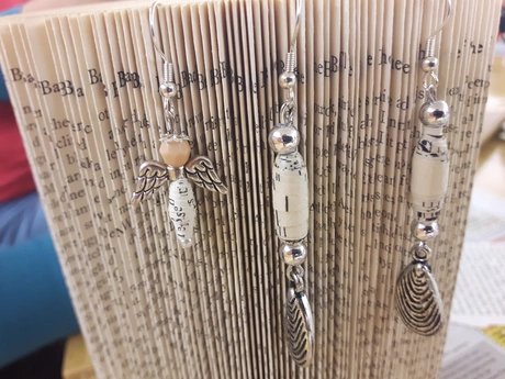 Gefaltetes Buch und Ohrringe