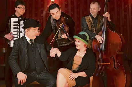 Trio Scho (Valeriy Khoryshman (Akkordeon), Gennadij Desatnik (Geige), Alexander Franz (Kontrabass) mit Chanson-Nette & Henry Nandzik.