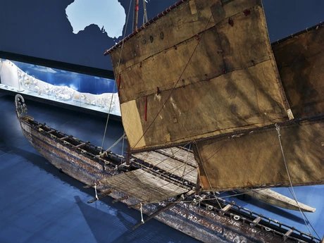 Großes Auslegerboot von der Insel Luf (Bismarck-Archipel, Papua Neuguinea) im Modul „Ozeanien: Mensch und Meer. Ein Meer von Inseln“ des Ethnologischen Museums im Humboldt Forum