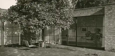 Haus Lemke, Terrasse mit Stahlrohrmöbeln, Entwurf der Stahlrohrmöbel von Mies van der Rohe, 1927