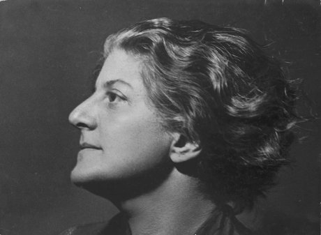 Schwarzweißselbstporträt von Gerty Simon, um 1934