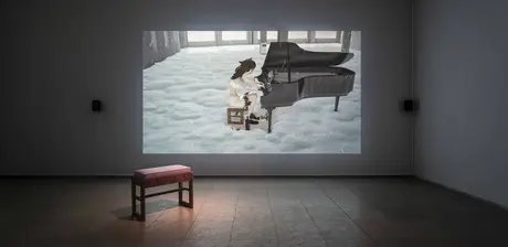 Bunny Rogers, Mandy’s Piano Solo in Columbine Cafeteria, 2016, Ausstellungsansicht Hamburger Bahnhof – Nationalgalerie der Gegenwart 2020