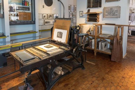 Im Ausstellungsbereich „Drucken von Bildern“ ist die komplette Werkstatt des Steindruckmeisters Dietmar Liebsch zu sehen. Die Steindruckpresse der Fa. Erasmus Sutter aus Berlin (1875) wird regelmäßig vorgeführt.