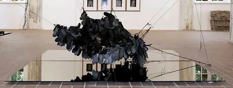 Ulrike Mohr, ELEVATING AUDREY ROSE, 2017/2022/2025, Holzkohle und Spiegel