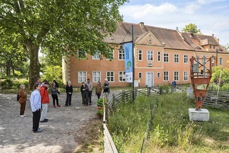 Herrenhaus mit Jubiläumsfahne