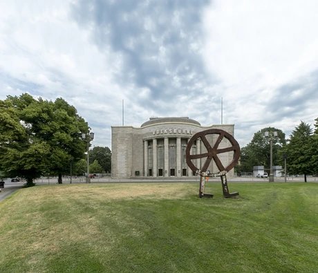 Die Volksbuehne Berlin am Rosa Luxemburg Platz nach der Interimszeit vor Beginn der Intendanz von Rene Pollesch, Sommer 2021.