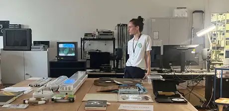 Restauratorin Elisa Carl im MediaLab im Hamburger Bahnhof