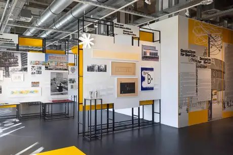 Blick in die Ausstellung "Gestalten für Berlin. Design aus der Kunsthochschule Berlin-Weißensee."