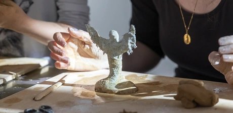 Workshopteilnehmer:innen formen eine Figur